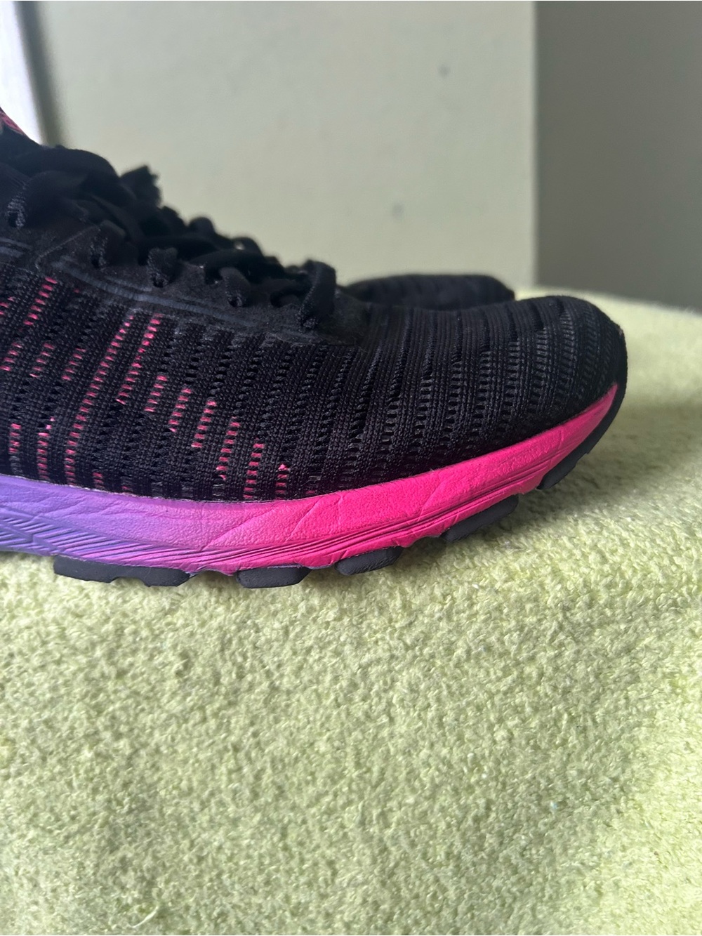 Asics Dyna Flyte2 Women’s Black Running Shoes with Pink-to-Purple-to-Blu - Picture 8 of 12